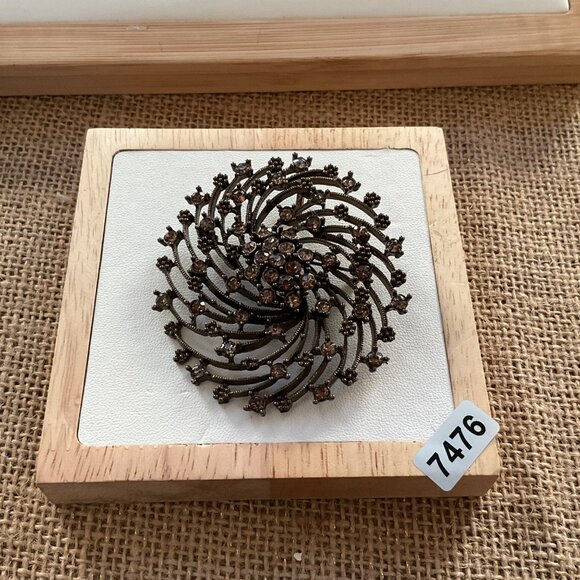 Simply Vera Wang Rhinestone Spiral Brooch Pin Jewelry With Crystal Stones & Meta - Picture 8 of 10